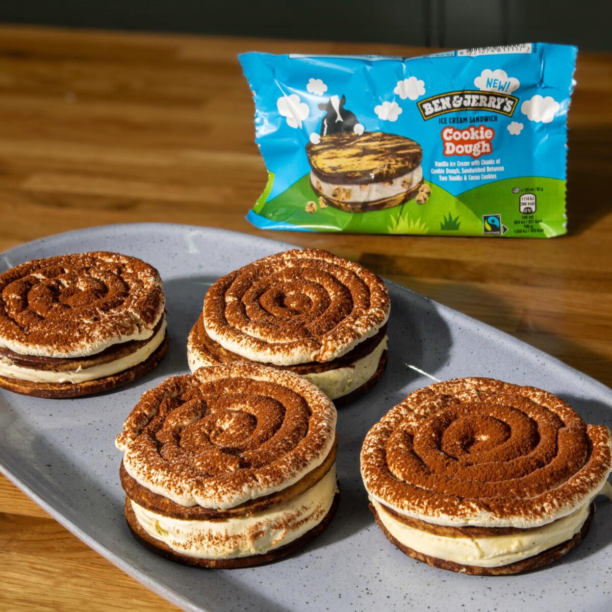 Un twist de tiramisu sans cuisson avec un raccourci ice cream sandwich.